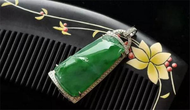 翡翠手镯和翡翠手串一起带假翡翠的危害有多大？别再买它了！   第1张