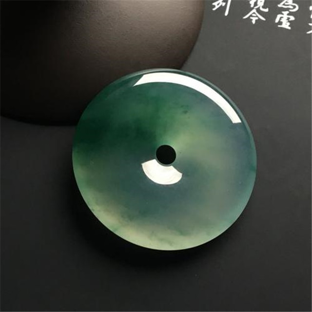 转运珠翡翠吊坠图片什么翡翠首饰是百搭款？本文为你介绍！   第1张