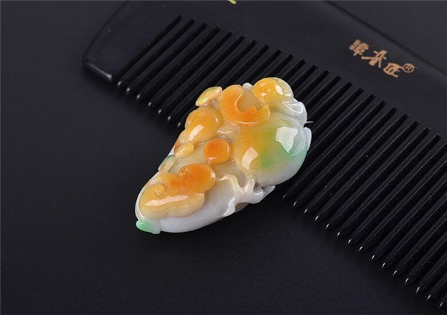 翡翠手镯沒种起胶男人戴翡翠吊坠的好处是什么？让我来告诉你！   第1张