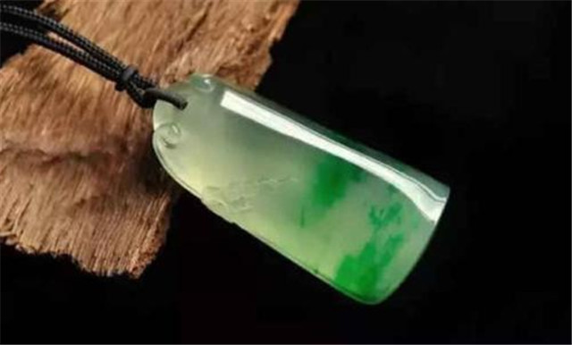 真的翡翠手镯的价格是多少色根是鉴别翡翠的重要因素吗？种水和颜色都关键！(图文)   第1张