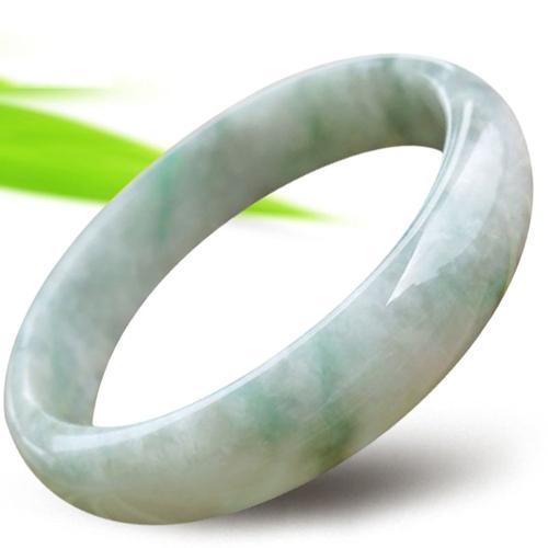 翡翠手镯发白不透缅甸翡翠价格是如何确定的？哪些因素会影响翡翠价格？   第2张