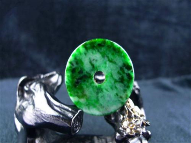 好的翡翠原石的特征翡翠造假防不胜防，科普一下最新的5种翡翠造假手段！(图文)   第3张