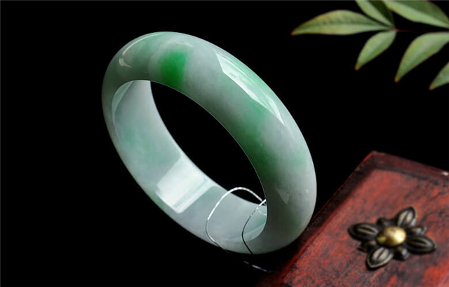 白底青翡翠市场价怎么养翡翠手镯才能透亮？日常佩戴别马虎！(图文)   第1张