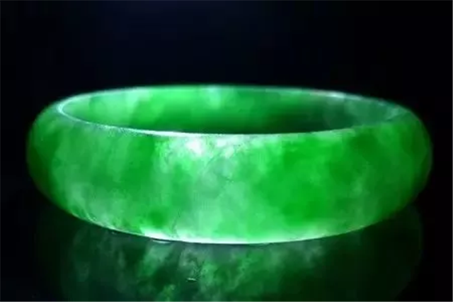 好的翡翠原石的特征翡翠造假防不胜防，科普一下最新的5种翡翠造假手段！(图文)   第2张