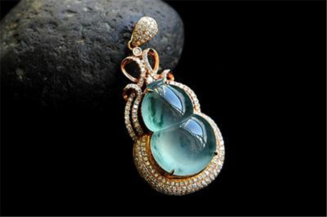 翡翠手镯很多棉值钱不翡翠被誉为东方玉宝石吗？讲一讲它蕴含的东方文化神秘气息！   第3张