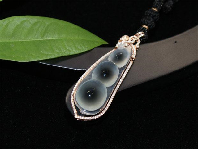 老冰花翡翠手镯影响翡翠透明度的因素有什么？我们一起来看看！(图文)   第2张