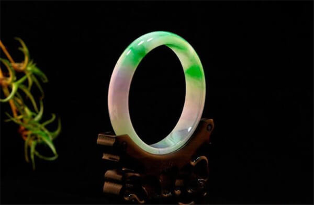 春带彩翡翠手镯价格高不高？这说明你不够了解它！   第4张