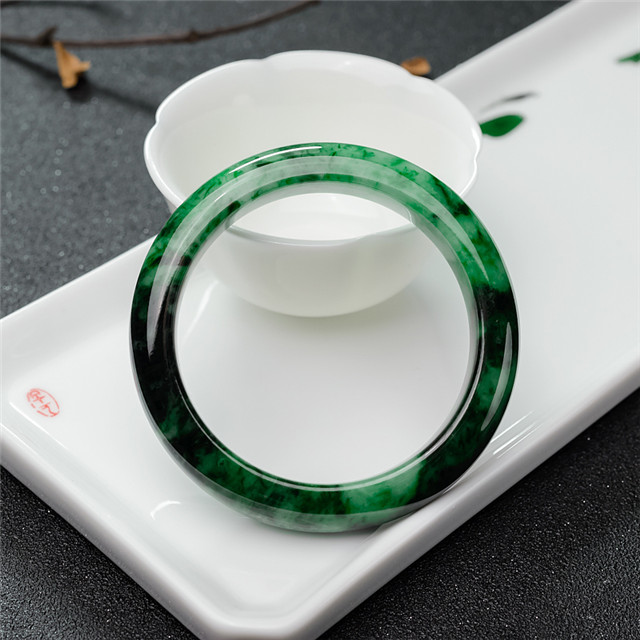 翠友们购买翡翠手镯有什么技巧？本文给你答案！(图文)   第2张