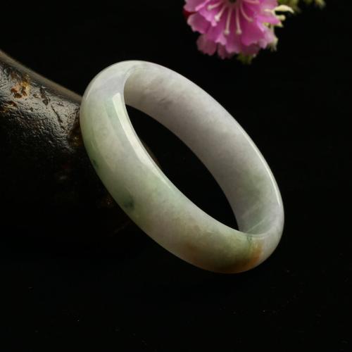 翡翠手镯发白不透缅甸翡翠价格是如何确定的？哪些因素会影响翡翠价格？   第1张