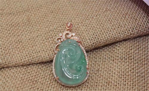 翡翠手镯发白不透缅甸翡翠价格是如何确定的？哪些因素会影响翡翠价格？   第3张