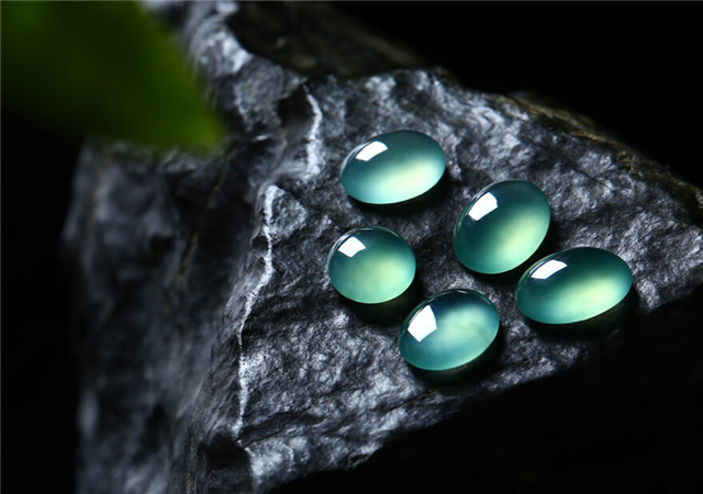 翡翠还是玉好黄龙玉和翡翠哪个好？谁的收藏价值更高一些？   第2张