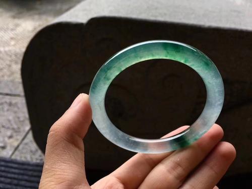 蝉翡翠吊坠去缅甸买翡翠要注意什么？缅甸的翡翠一定物美价廉吗？   第1张