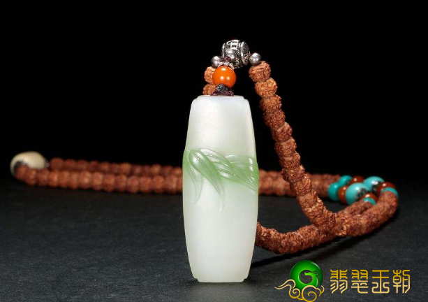 大块翡翠原石切割翠青玉和白色背景青翡翠到底有多像？怎样辨别他们？   第1张