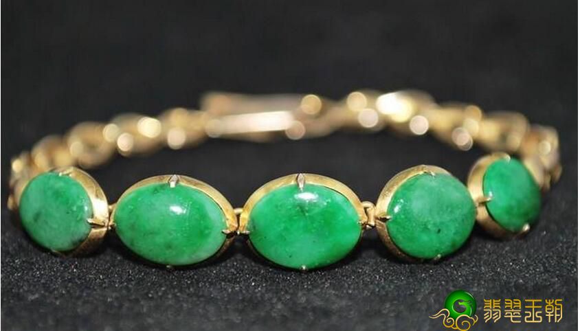 白色翡翠原石图片度假旅游时花4万买的翡翠翡翠原石，竟然切出了春带彩镯子   第7张