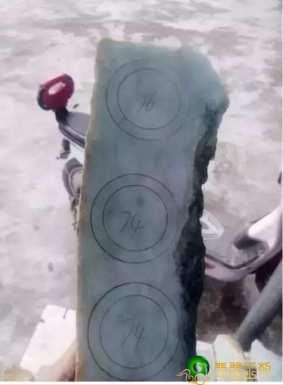 白色翡翠原石图片度假旅游时花4万买的翡翠翡翠原石，竟然切出了春带彩镯子   第6张