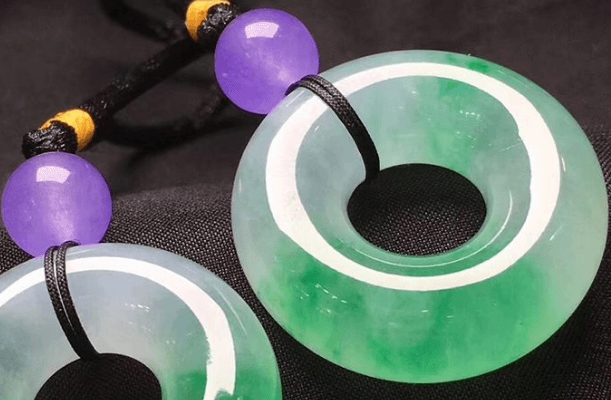 你知道平安扣的由来吗？翡翠平安扣的颜色怎样挑选？   第2张