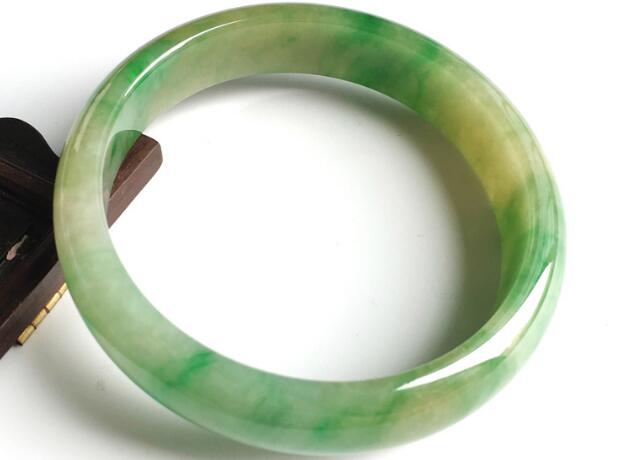 浅灰绿翡翠手镯如何鉴赏黄加绿翡翠？为什么黄加绿翡翠价格那么高？   第3张