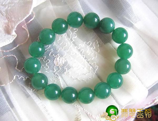 白色翡翠原石图片度假旅游时花4万买的翡翠翡翠原石，竟然切出了春带彩镯子   第10张