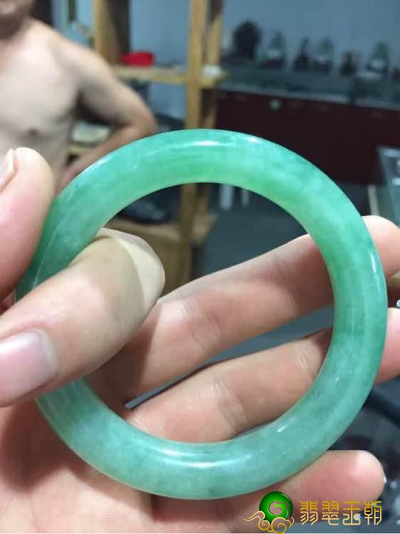 翡翠手镯容易碎吗翡翠翡翠原石从开预料到做镯子。   第7张