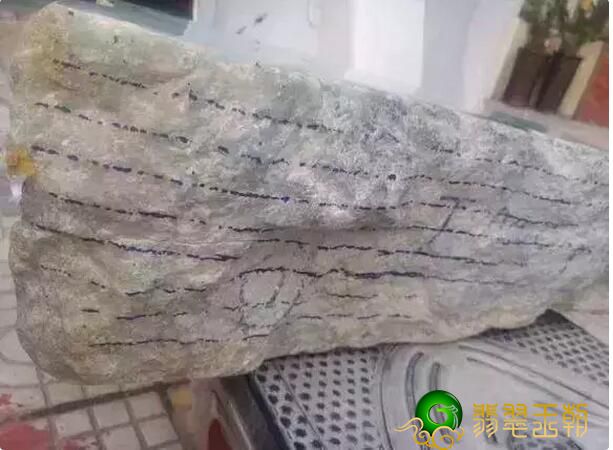 白色翡翠原石图片度假旅游时花4万买的翡翠翡翠原石，竟然切出了春带彩镯子   第2张