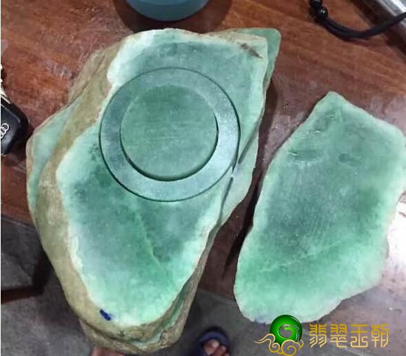 翡翠手镯容易碎吗翡翠翡翠原石从开预料到做镯子。   第3张