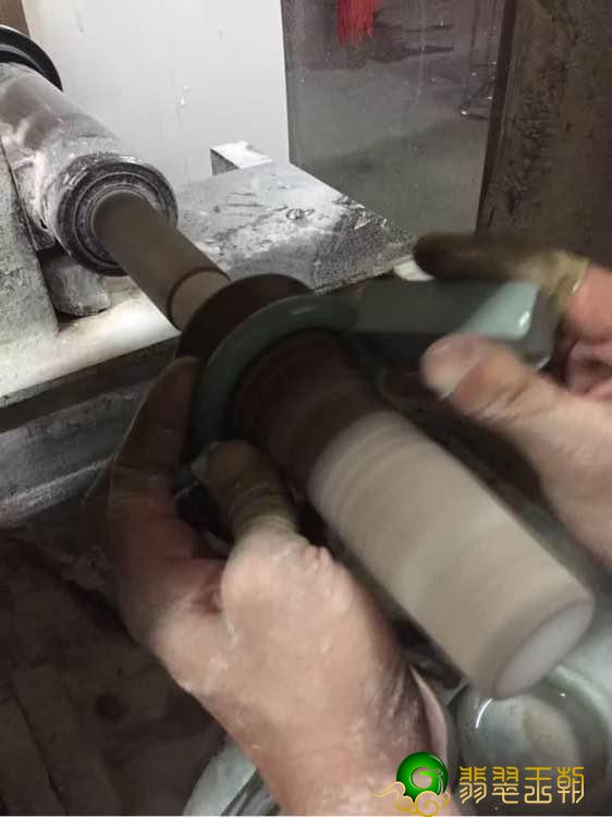 翡翠手镯容易碎吗翡翠翡翠原石从开预料到做镯子。   第5张