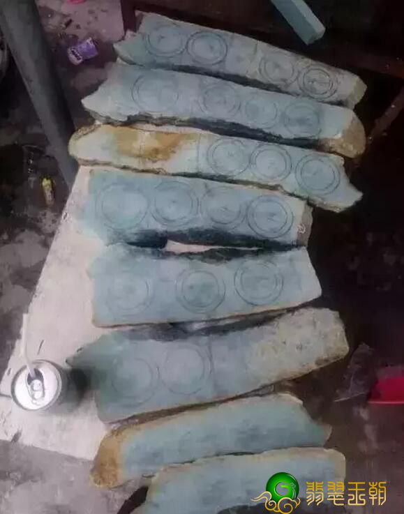 白色翡翠原石图片度假旅游时花4万买的翡翠翡翠原石，竟然切出了春带彩镯子   第5张