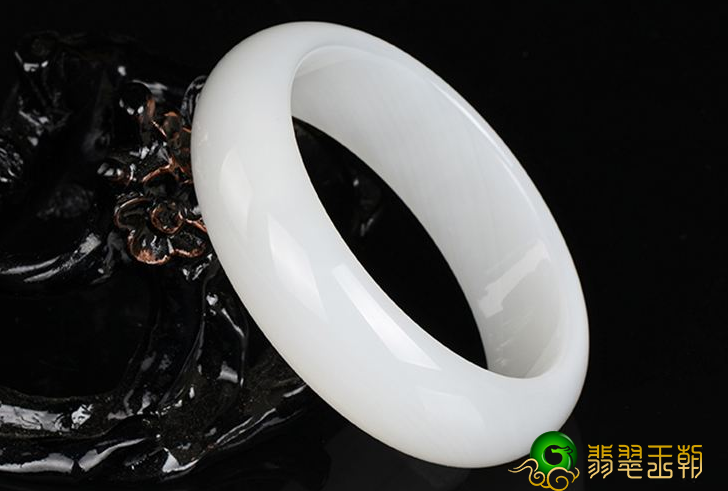 戴翡翠还是银手镯翡翠和玉有哪些区别？我们从五个大的方面来看   第1张