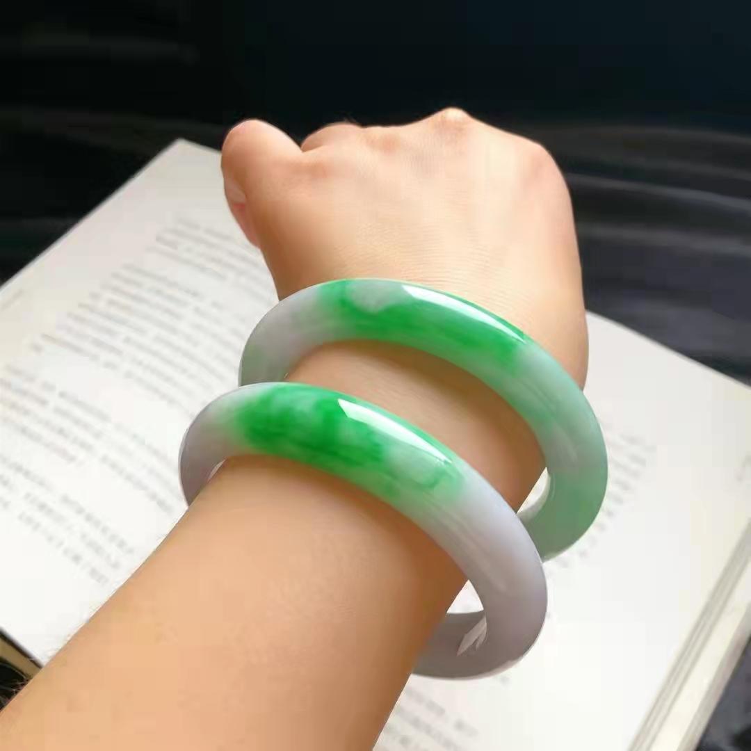 翡翠和玉哪个养人什么样的翡翠手镯好？记住以下五点就够了  第2张