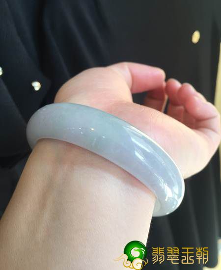 翡翠挂件配什么项链配戴翡翠镯子，紧点好還是松点好？翡翠镯子的购物指南在这儿！   第1张