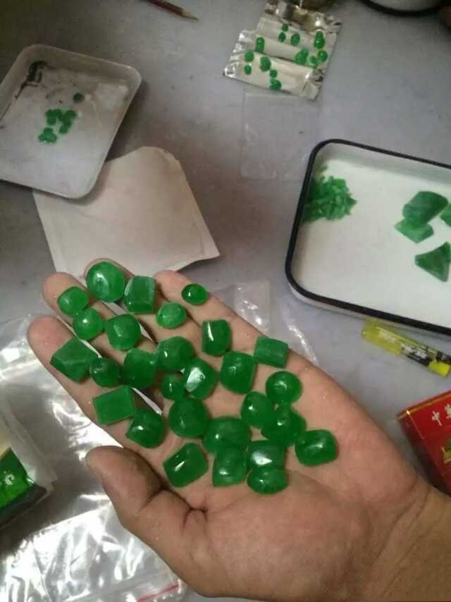 
                揭秘拍卖会顶级翡翠蛋面制作过程
   第4张