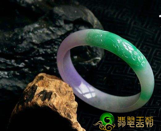 白色翡翠原石图片度假旅游时花4万买的翡翠翡翠原石，竟然切出了春带彩镯子   第1张
