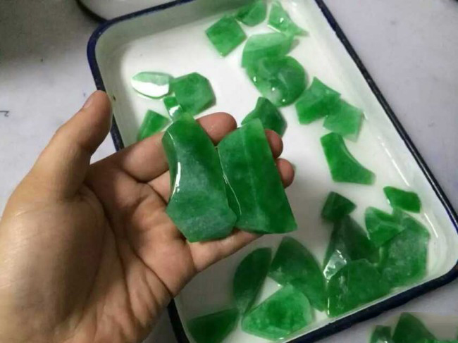 
                揭秘拍卖会顶级翡翠蛋面制作过程
   第2张