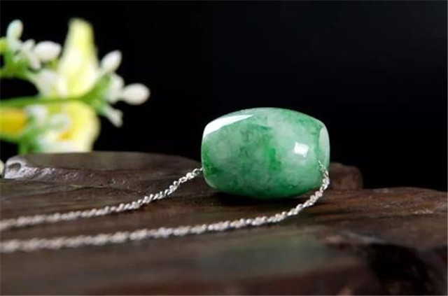 戴翡翠戒指有什么寓意什么翡翠寓意好又百搭？本文给你答案！（上）   第1张