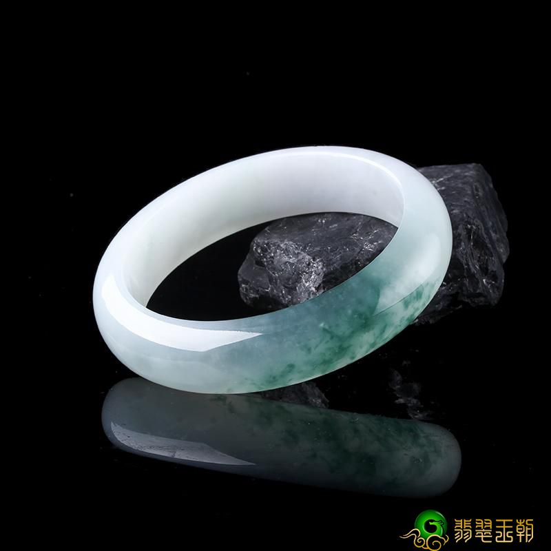 翡翠挂件配什么项链配戴翡翠镯子，紧点好還是松点好？翡翠镯子的购物指南在这儿！   第2张