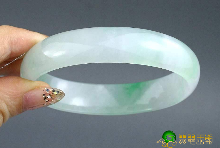 翡翠手镯雕花价格翡翠上面有刮痕得话是否能够意味着是假翡翠呢？翡翠最担心的物品是......   第2张