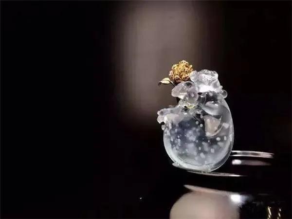 冰种翡翠帝王绿图片
                雪花棉翡翠应该这样挑选和加工
   第2张