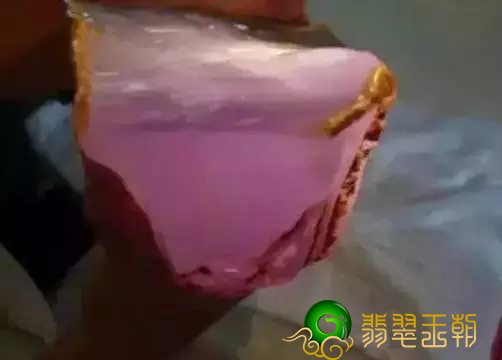 山东翡翠鉴定中心最强翡翠翡翠赌石，380万切出来两个亿！   第1张