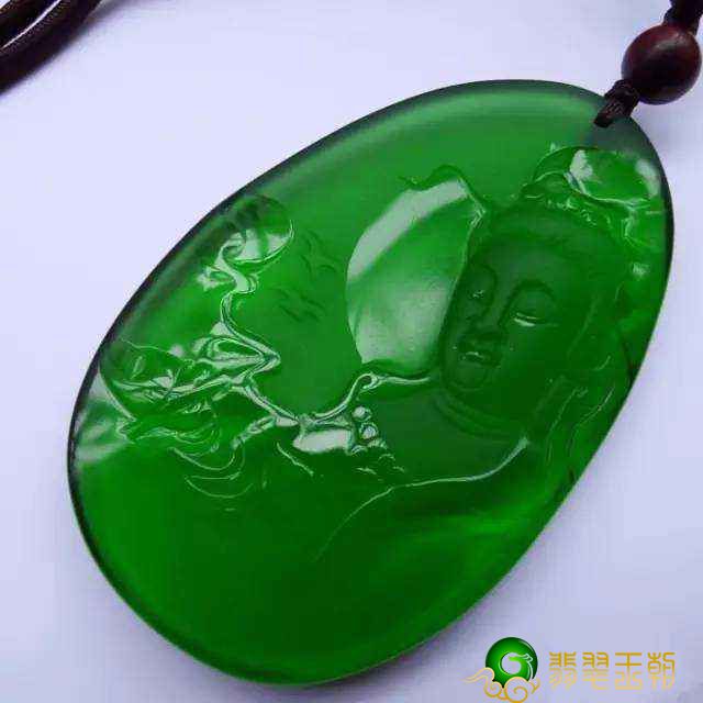 白色翡翠原石图片度假旅游时花4万买的翡翠翡翠原石，竟然切出了春带彩镯子   第11张