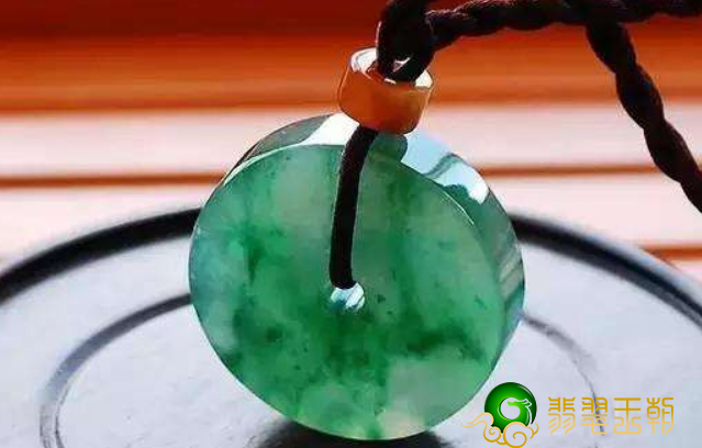 翡翠扳指多少钱什么叫翡翠的色根？对翡翠色根的了解必须许多 的专业知识和工作经验   第1张