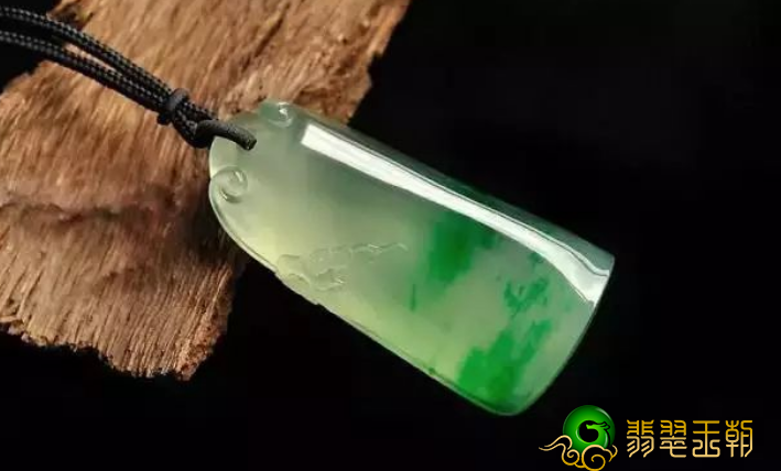 翡翠扳指多少钱什么叫翡翠的色根？对翡翠色根的了解必须许多 的专业知识和工作经验   第2张