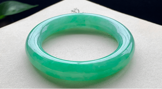 糯种翡翠又分为哪几种？细糯满绿翡翠手镯价格是多少？   第2张