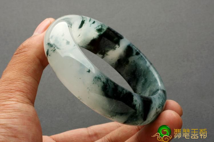 白色翡翠原石图片度假旅游时花4万买的翡翠翡翠原石，竟然切出了春带彩镯子   第8张