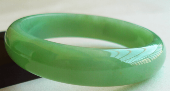 糯种翡翠又分为哪几种？细糯满绿翡翠手镯价格是多少？   第3张