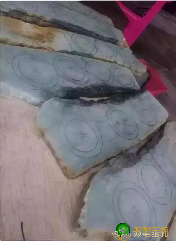 白色翡翠原石图片度假旅游时花4万买的翡翠翡翠原石，竟然切出了春带彩镯子   第4张