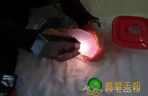 山东翡翠鉴定中心最强翡翠翡翠赌石，380万切出来两个亿！   第4张