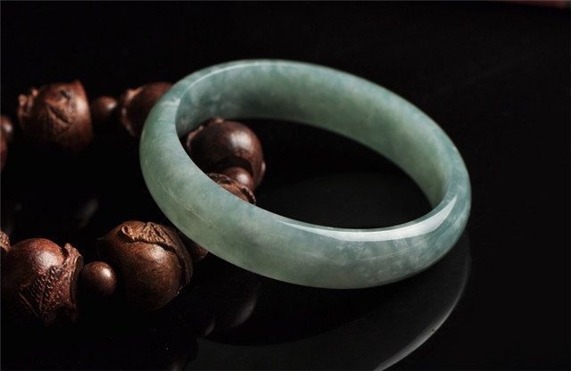 翡翠手把件市场价翡翠的棉对于价值有影响吗？来看行家怎么说！(图文)   第2张