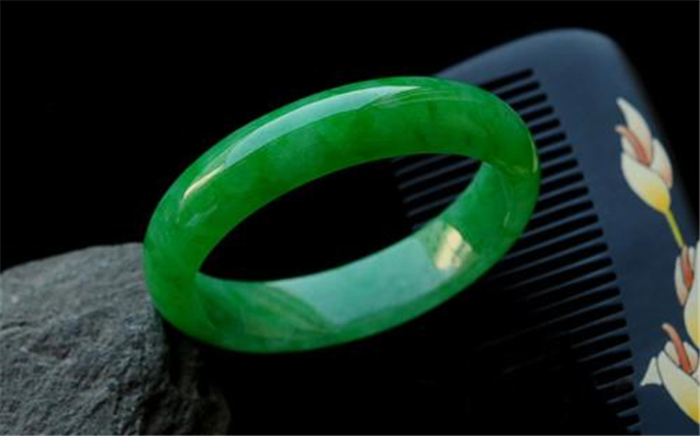 细糯化种翡翠手镯什么价格假玉镯戴久了会怎么样？我们不能小看它的危害！   第2张