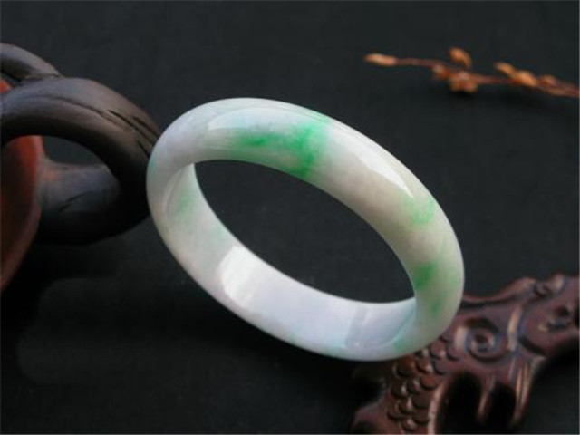 翡翠观音开面白底飘绿翡翠价格高吗？决定价格的因素你应该知道！   第1张