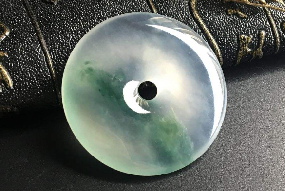 直播翡翠毛料翡翠是稀有珍贵的玉石，为什么有的翡翠却很便宜? 